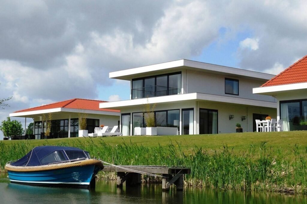 Villa aan het water met een boot