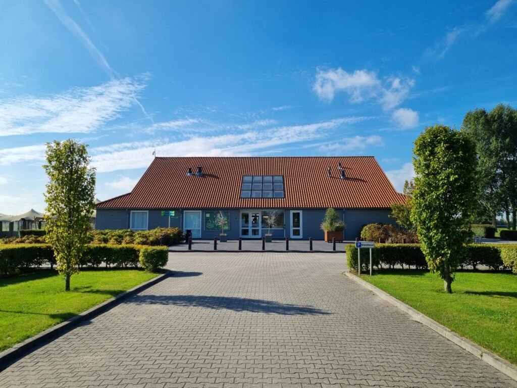 Gebouw aan het einde van een oprijlaan