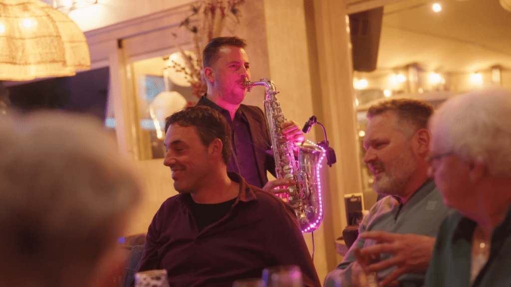 Saxofonist bij gasten