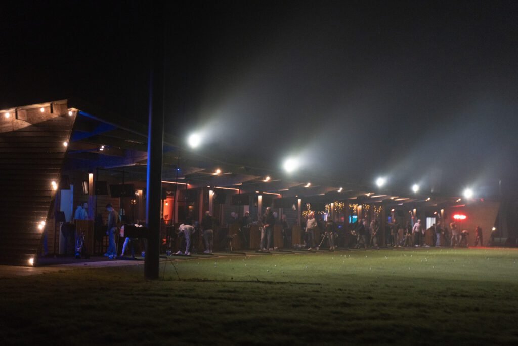 Verlichte driving range in de nacht