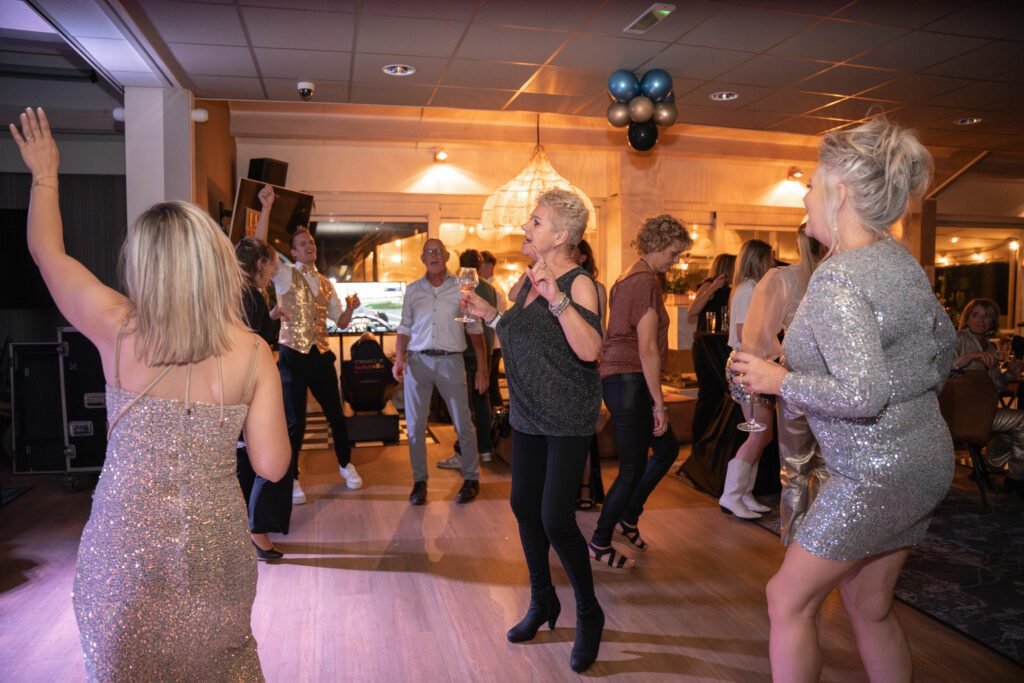 Gasten dansen op een feest