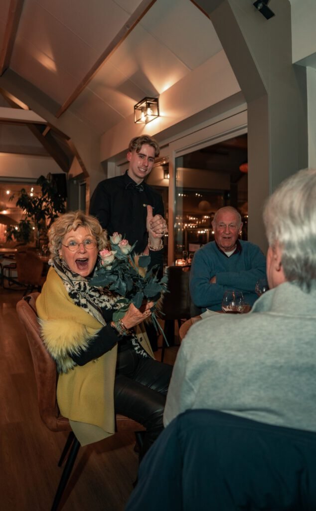 Gasten aan tafel met bloemen