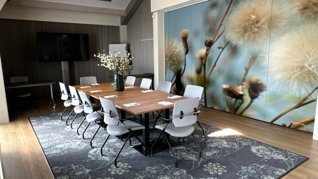 Vergaderruimte met een tafel en bloemen