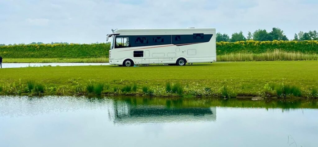 Camper aan het water