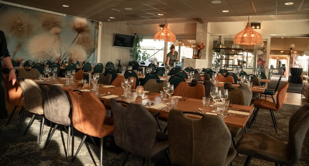 Gedekte tafels in het restaurant