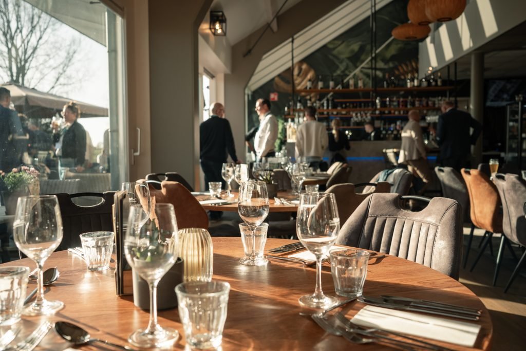 Gedekte tafels in de dinerzaal van Brasserie Harderwold