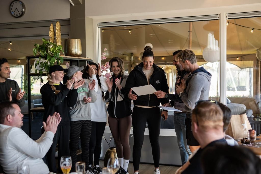 Groep mensen binnen met papieren