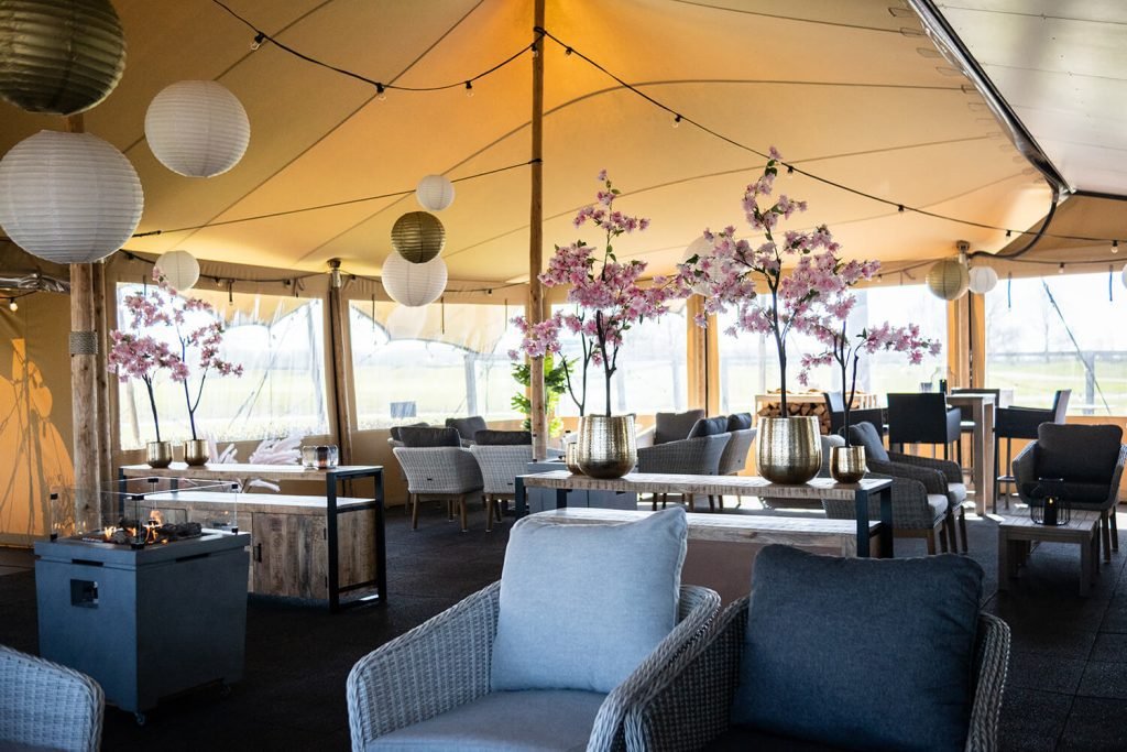 Lounge in een tent met bloesemtakken