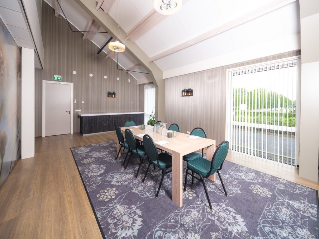 Vergaderruimte met een tafel bij het raam