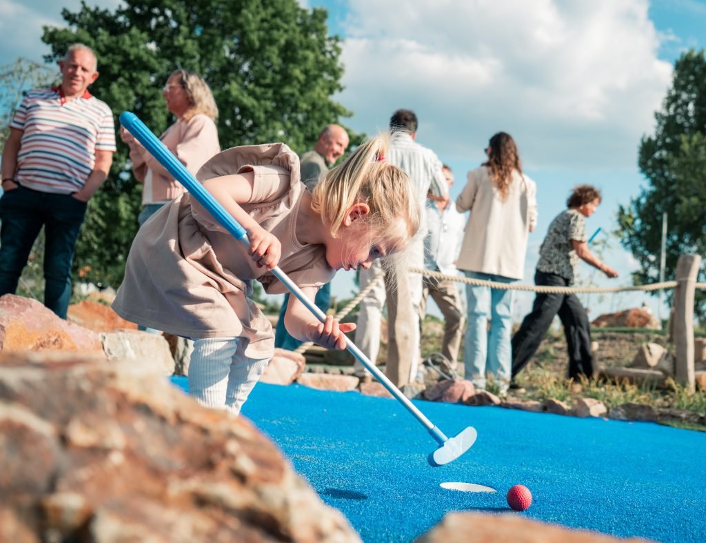 Meisje speelt op een blauwe baan