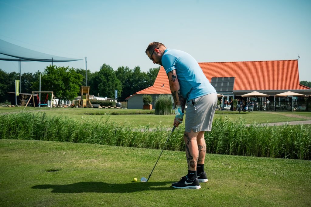 Golfen met uitzicht op het clubhuis