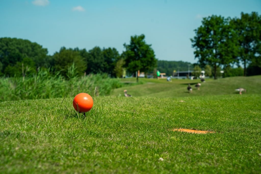 Oranje teemarker op het gras