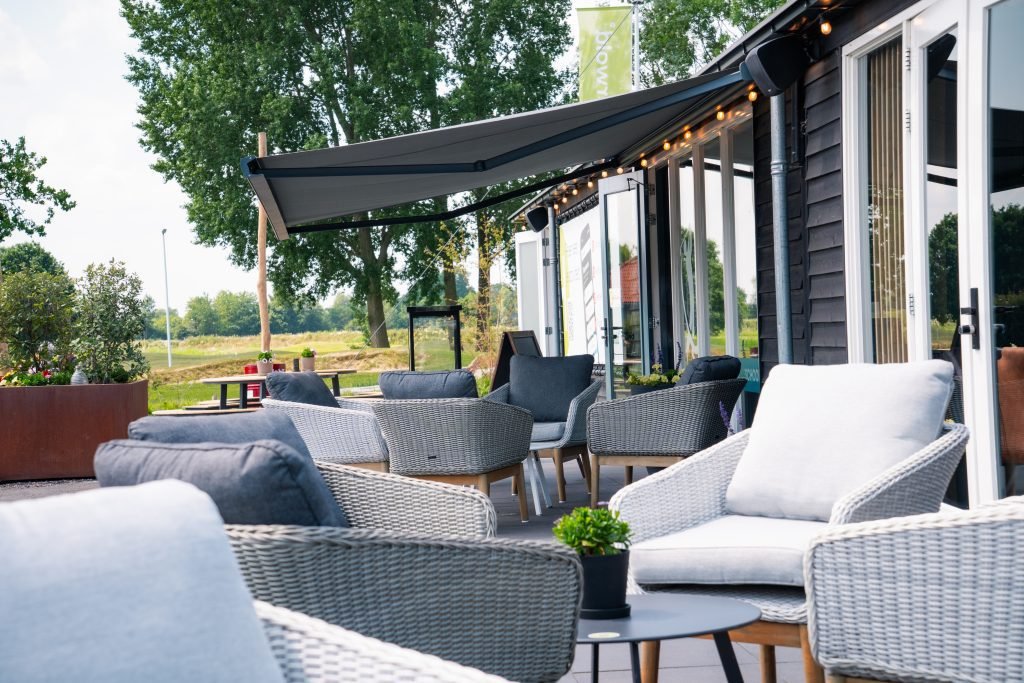 Terras met loungestoelen