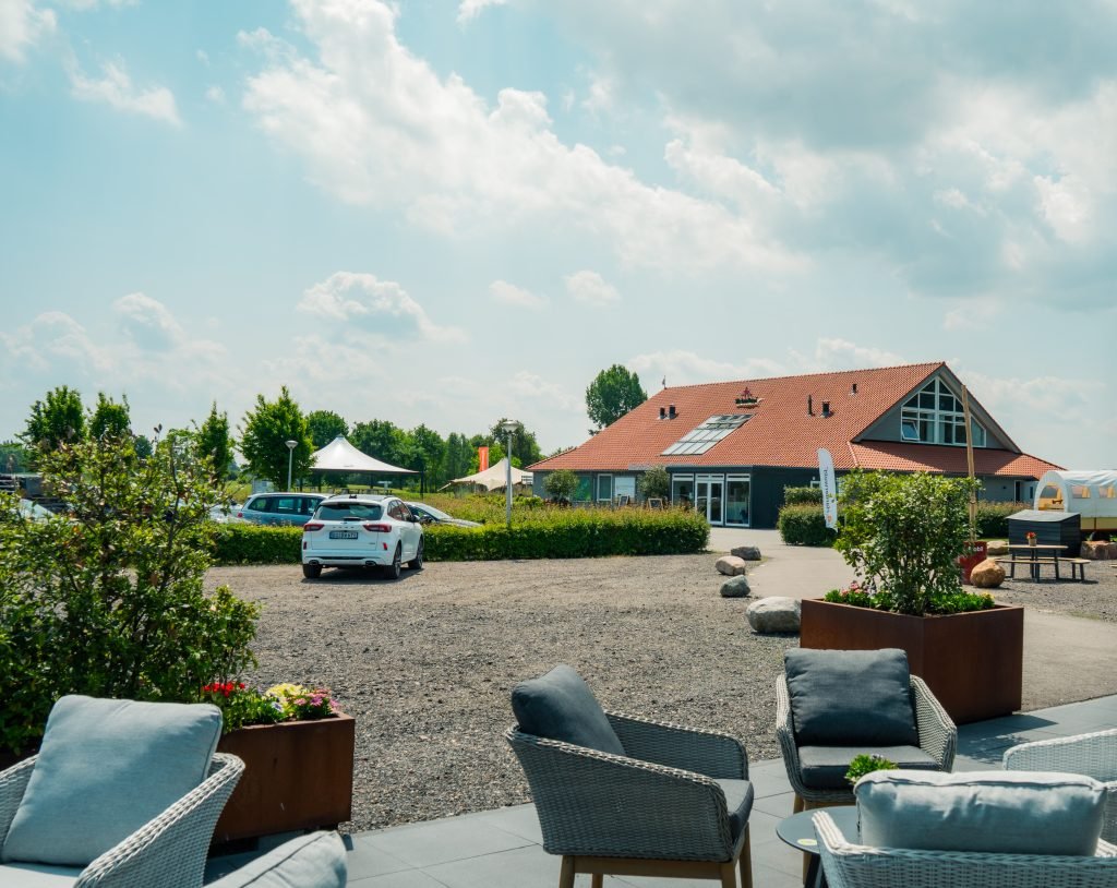 Loungestoelen voor een gebouw