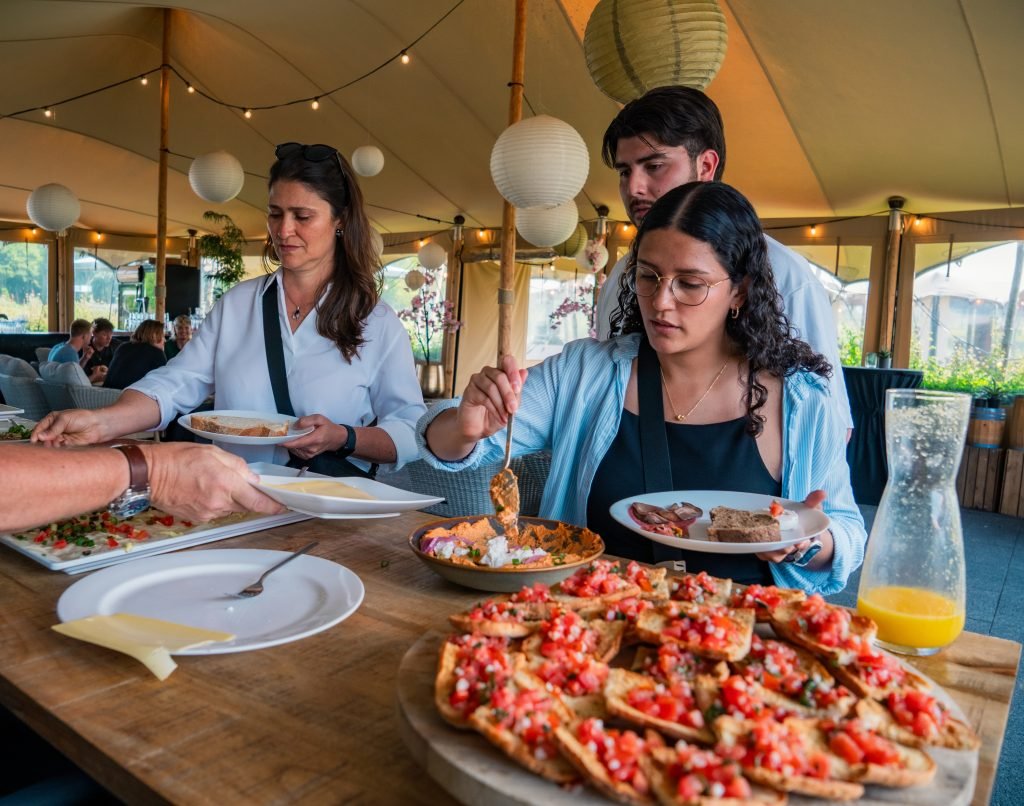 Gasten aan tafel met bruschetta
