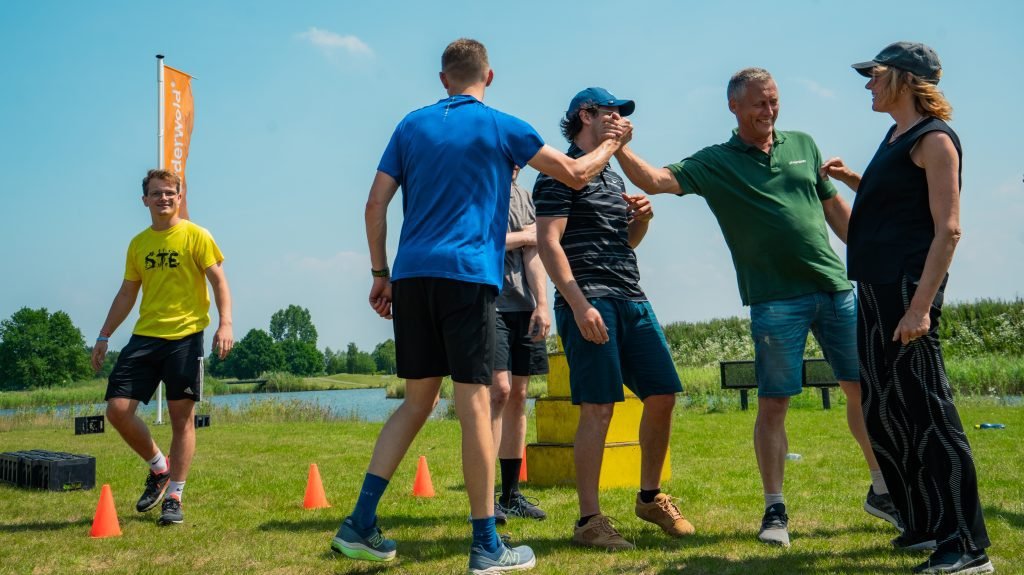 Mensen geven elkaar een high five op het veld