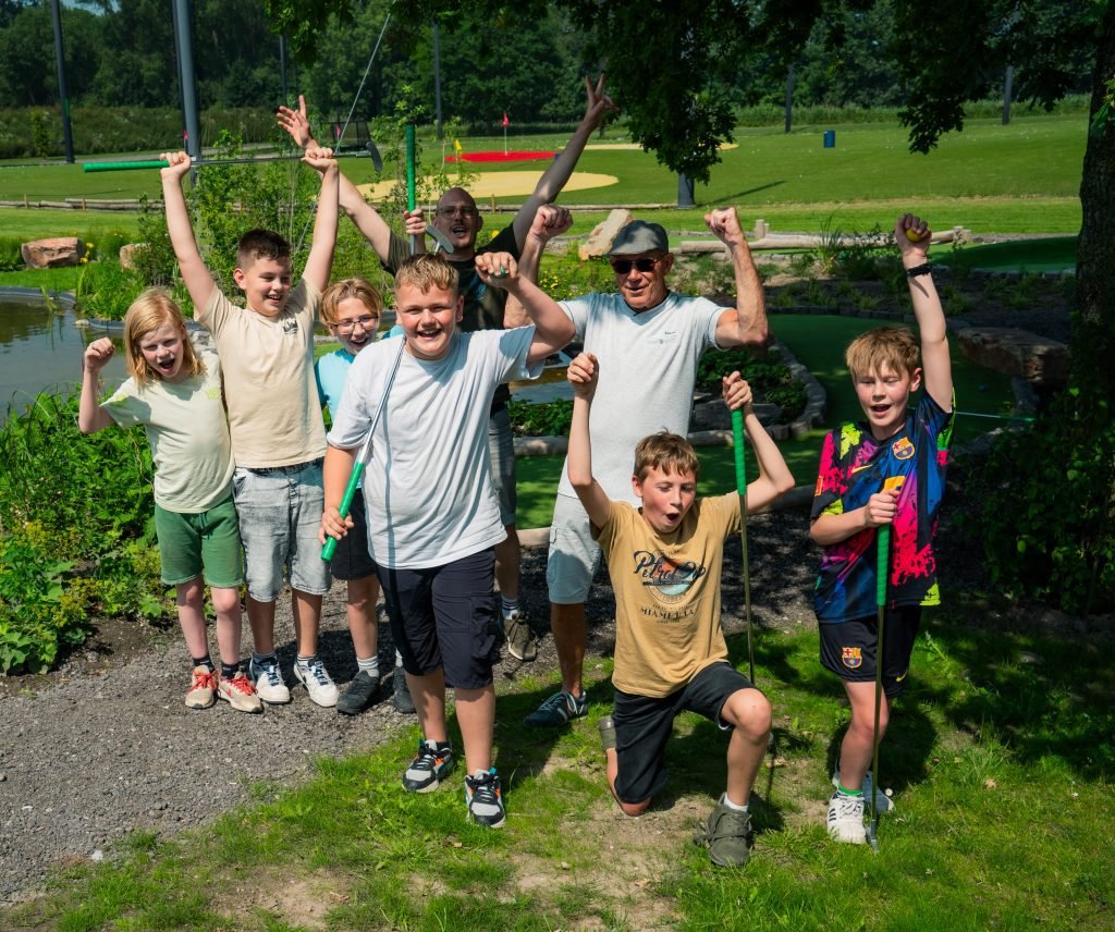 Juichende groep met golfclubs