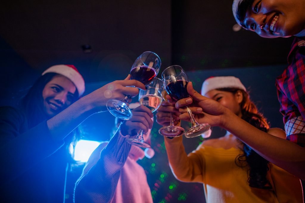 Mensen met kerstmutsen proosten