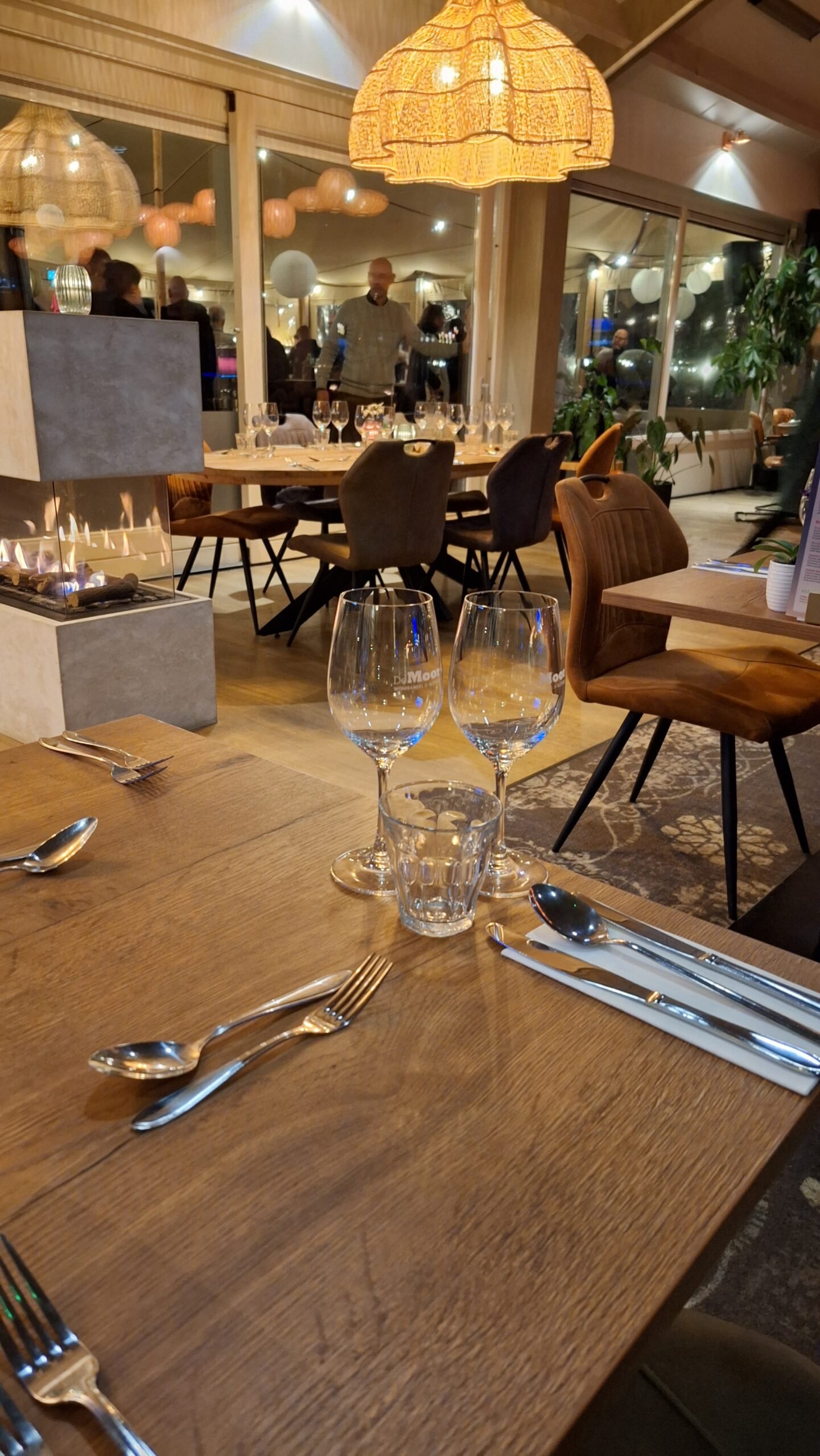 Gedekte tafels met glazen in een restaurant