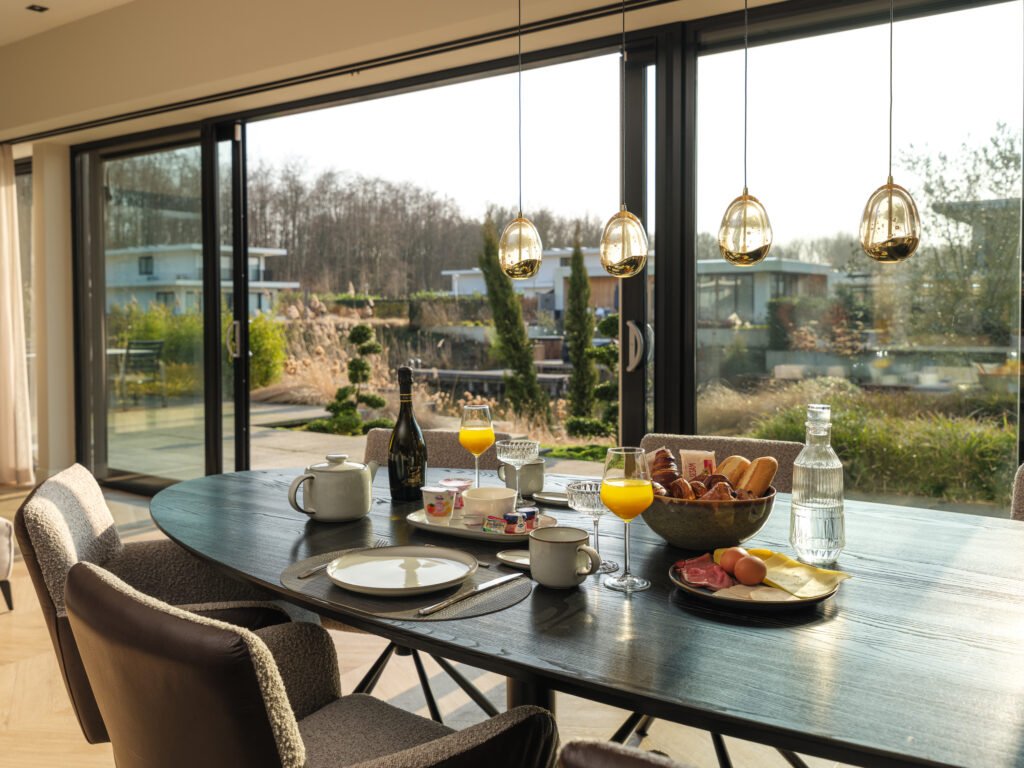 Gedekte ontbijttafel