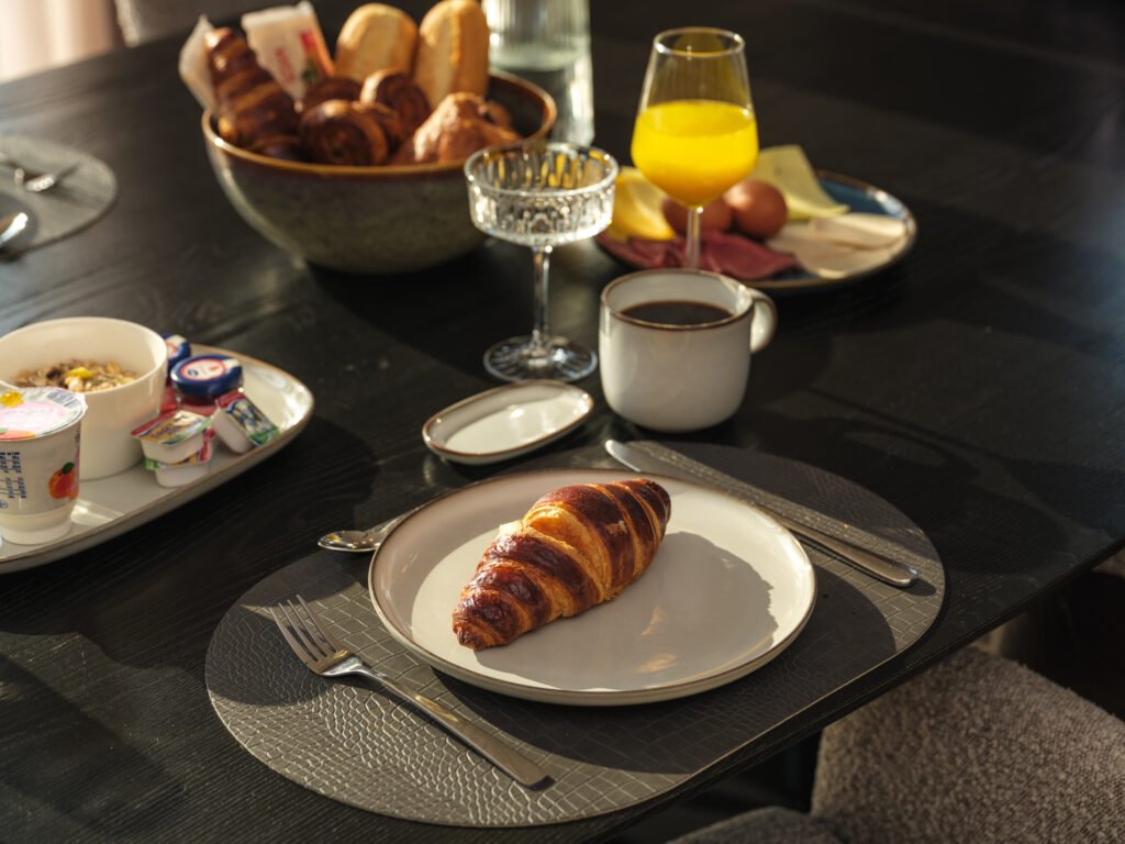 Ontbijt met croissant en sap