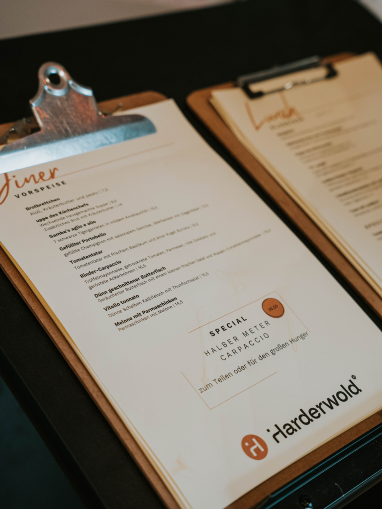 Menukaarten van Harderwold op houten klemborden