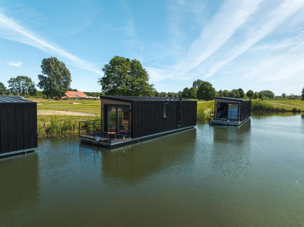 Zwarte woonboot aan het water bij Harderwold
